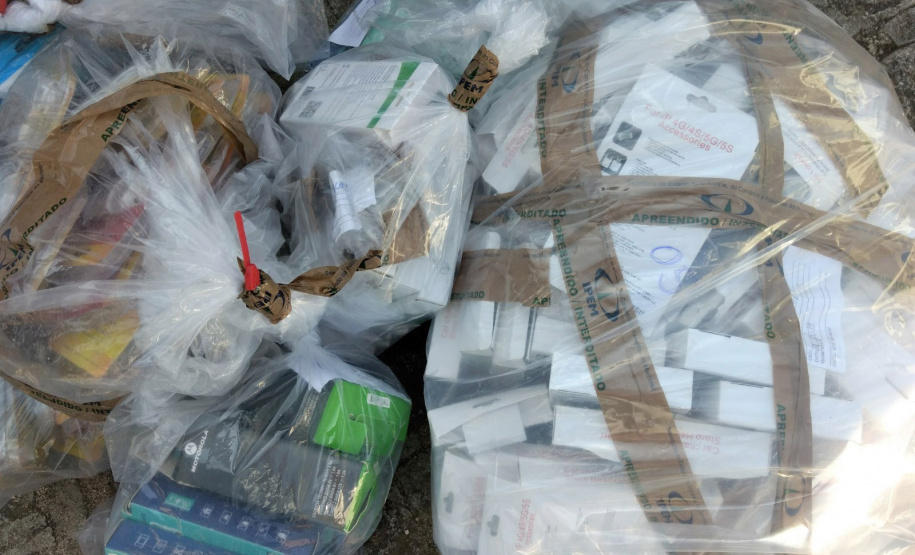 O Instituto de Pesos e Medidas do Paraná vem intensificando a fiscalização de produtos que têm plugue incorporado, como os carregadores de celular. Em 2018 foram fiscalizados 49.354 itens em 860 estabelecimentos visitados, sendo que 4.393 apresentaram irregularidades. Em 2019, até o mês de setembro, foram fiscalizados 27.565 itens, com a apreensão de 3.128 conectores. Foto: Divulgação/IPEM