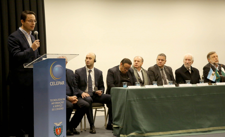 Phelipe Mansur, superintendente de Governança do Paraná, destaca que o Estado internaliza e promove esses objetivos porque eles têm o intuito de melhorar a vida das pessoas. “É um grande desafio, mas com aquilo que já estamos alcançando em termos de envolvimento da sociedade, dos municípios, nós vamos concluir os objetivos, porque eles se somam ao interesse principal do Governo de promover uma sociedade mais justa”, acrescenta.