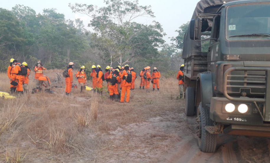 A atuação que os bombeiros paranaenses tiveram na Amazônia, integrando a Operação Verde Brasil, do Ministério da Defesa, será valiosa para os trabalhos no Paraná, em favor da população do Estado. “Nossa experiência na Amazônia nos prepara para o trabalho que faremos no nosso Estado”, avalia o tenente-coronel Fernando Raimundo Schunig, comandante da equipe paranaense e do 3º Comando Regional dos Bombeiros, sediado em Cascavel (Oeste). Foto: Divulgalção/PMPR