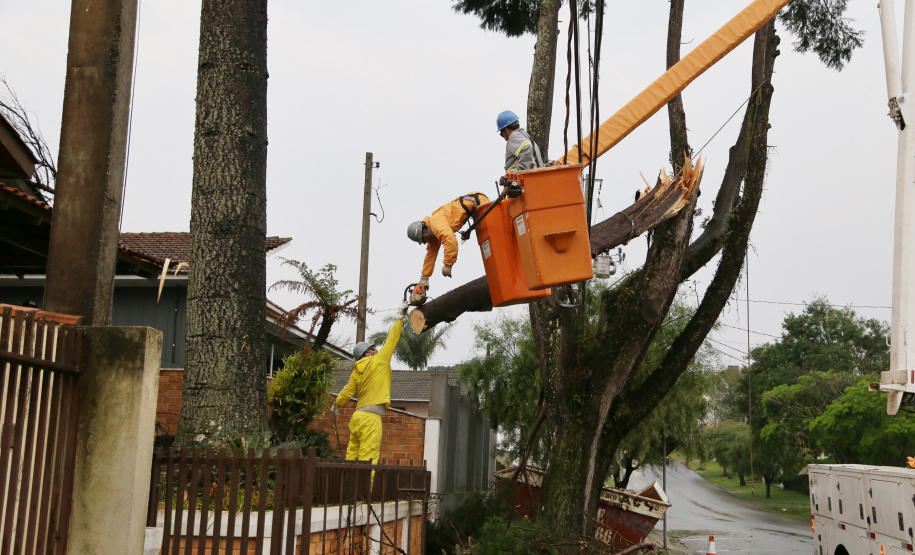 As fortes chuvas que atingiram a metade Leste do Paraná nesta quarta e quinta-feira (18 e 19) afetaram 23.106 pessoas e danificaram 5.505 residências, de acordo o boletim da Coordenadoria Estadual de Proteção e Defesa Civil, atualizado às 14h45 desta sexta-feira (20). As chuvas, granizos e vendavais afetaram 24 municípios da Região Metropolitana de Curitiba, Campos Gerais, Centro e Centro-Sul do Estado. Foto: José Fernando Ogura/AEN