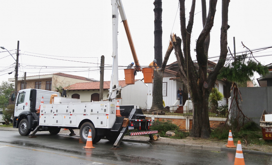 As fortes chuvas que atingiram a metade Leste do Paraná nesta quarta e quinta-feira (18 e 19) afetaram 23.106 pessoas e danificaram 5.505 residências, de acordo o boletim da Coordenadoria Estadual de Proteção e Defesa Civil, atualizado às 14h45 desta sexta-feira (20). As chuvas, granizos e vendavais afetaram 24 municípios da Região Metropolitana de Curitiba, Campos Gerais, Centro e Centro-Sul do Estado. Foto: José Fernando Ogura/AEN
