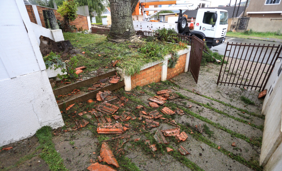 As fortes chuvas que atingiram a metade Leste do Paraná nesta quarta e quinta-feira (18 e 19) afetaram 23.106 pessoas e danificaram 5.505 residências, de acordo o boletim da Coordenadoria Estadual de Proteção e Defesa Civil, atualizado às 14h45 desta sexta-feira (20). As chuvas, granizos e vendavais afetaram 24 municípios da Região Metropolitana de Curitiba, Campos Gerais, Centro e Centro-Sul do Estado. Foto: José Fernando Ogura/AEN