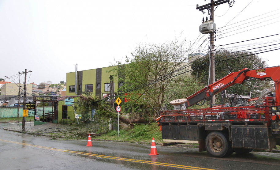 As fortes chuvas que atingiram a metade Leste do Paraná nesta quarta e quinta-feira (18 e 19) afetaram 23.106 pessoas e danificaram 5.505 residências, de acordo o boletim da Coordenadoria Estadual de Proteção e Defesa Civil, atualizado às 14h45 desta sexta-feira (20). As chuvas, granizos e vendavais afetaram 24 municípios da Região Metropolitana de Curitiba, Campos Gerais, Centro e Centro-Sul do Estado. Foto: José Fernando Ogura/AEN