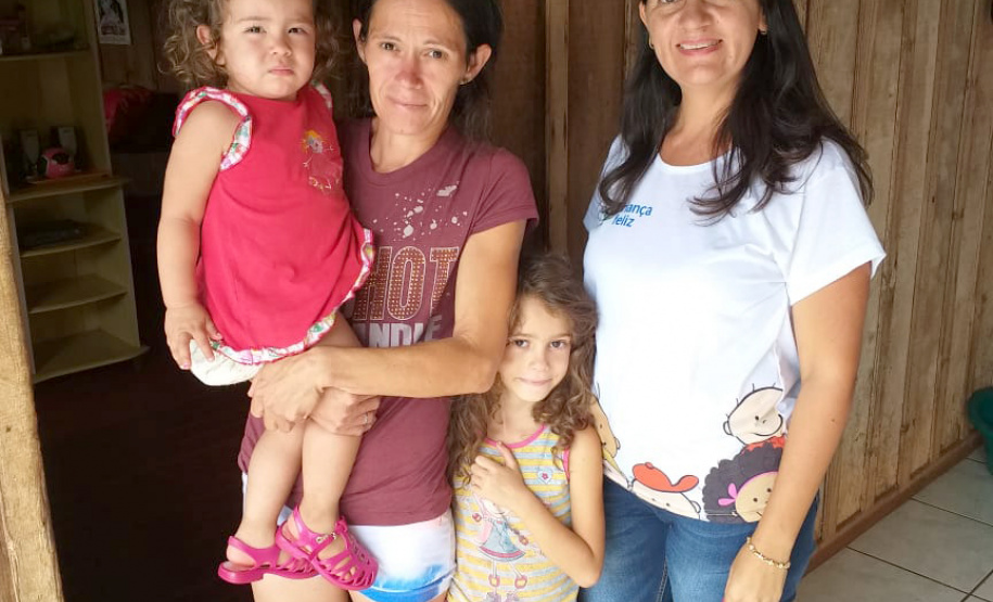 Técnicos da Secretaria de Estado da Justiça, Família e Trabalho estão percorrendo o Estado para capacitar e monitorar os visitadores e supervisores do programa Criança Feliz, que já está funcionando regularmente em 36 municípios paranaenses.Foto: Divulgação/SEJUF