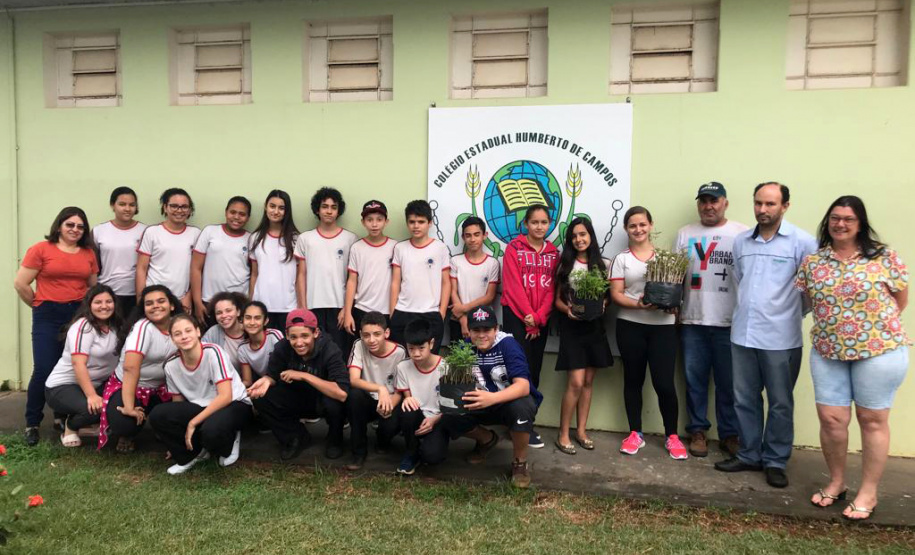 O Governo do Estado montou uma logística especial para o envio de mudas de árvores às escolas estaduais e Apaes de todo o Paraná. Mais de 3 mil pessoas estão atuando na tarefa de entregar e receber as mudas de espécies nativas, que serão plantadas dentro do programa de arborização Paraná Mais Verde. Foto: Divulgação/SEDEST