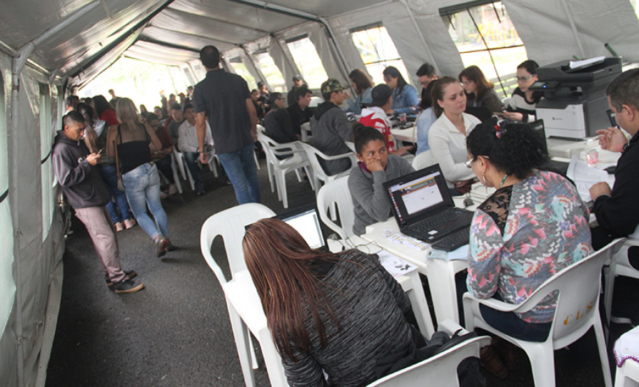 A Secretaria de Estado da Justiça, Família e Trabalho lançou nesta sexta-feira (20), no bairro Sítio Cercado, em Curitiba, o programa Governo nos Bairros – uma feira de serviços e atendimentos gratuitos à população que será realizada em bairros com grande demanda nas cidades paranaenses com mais de 200 mil habitantes.Foto: Divulgação/SEDEST