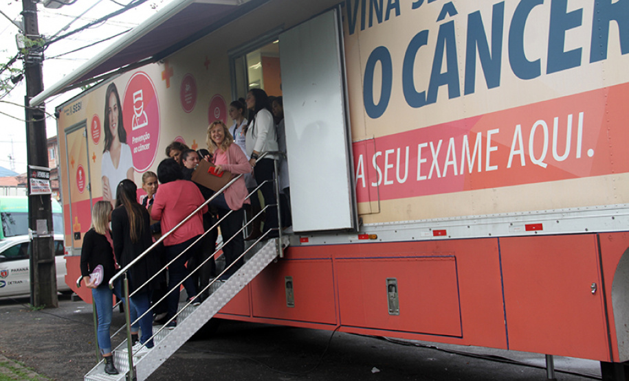 A Secretaria de Estado da Justiça, Família e Trabalho lançou nesta sexta-feira (20), no bairro Sítio Cercado, em Curitiba, o programa Governo nos Bairros – uma feira de serviços e atendimentos gratuitos à população que será realizada em bairros com grande demanda nas cidades paranaenses com mais de 200 mil habitantes.Foto: Divulgação/SEDEST