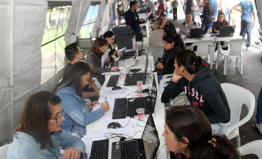 A Secretaria de Estado da Justiça, Família e Trabalho lançou nesta sexta-feira (20), no bairro Sítio Cercado, em Curitiba, o programa Governo nos Bairros – uma feira de serviços e atendimentos gratuitos à população que será realizada em bairros com grande demanda nas cidades paranaenses com mais de 200 mil habitantes.Foto: Divulgação/SEDEST