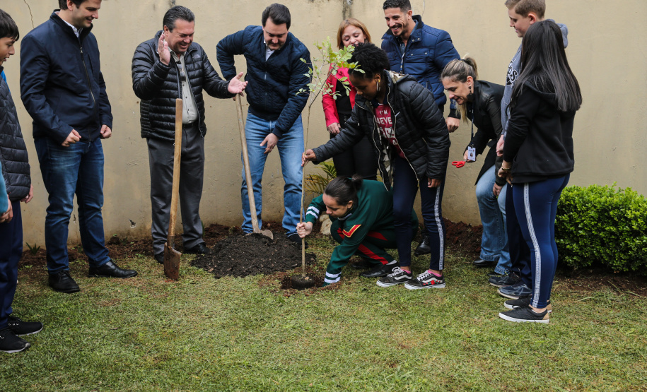 O governador Carlos Massa Ratinho Junior participa nesta segunda-feira (23) do plantio de árvores no Colégio Estadual Professora Maria Gai Grendel, no bairro Caximba, em Curitiba. O evento marcará o início do programa Paraná mais Verde, que vai incentivar o plantio de mudas de árvores nativas em todo o Estado.   23/09/2019 - Foto: Geraldo Bubniak/AEN