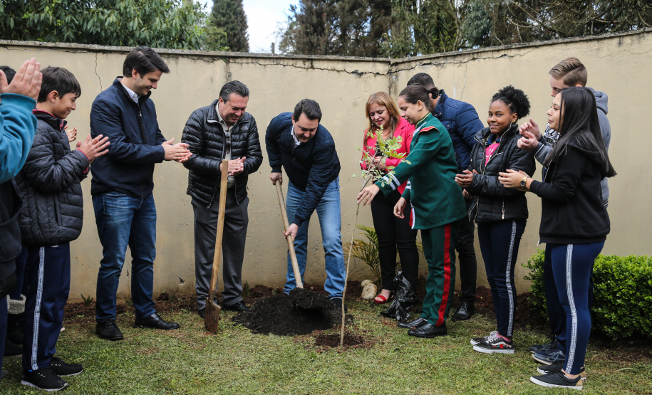 O governador Carlos Massa Ratinho Junior participa nesta segunda-feira (23) do plantio de árvores no Colégio Estadual Professora Maria Gai Grendel, no bairro Caximba, em Curitiba. O evento marcará o início do programa Paraná mais Verde, que vai incentivar o plantio de mudas de árvores nativas em todo o Estado.   23/09/2019 - Foto: Geraldo Bubniak/AEN