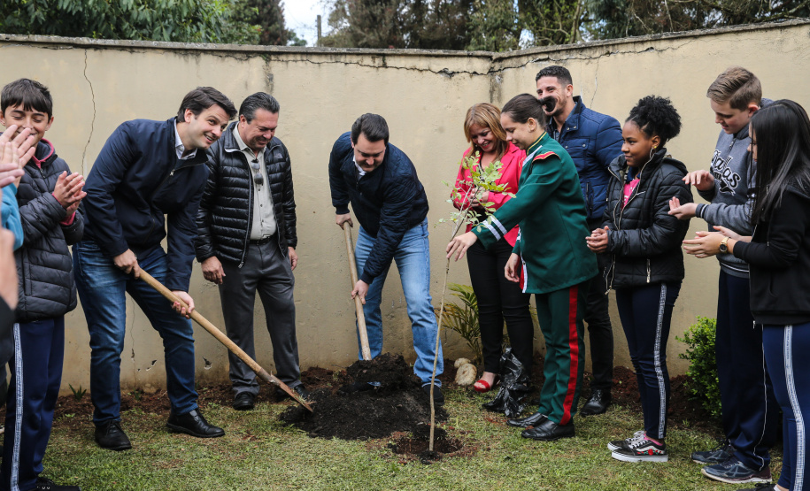 O governador Carlos Massa Ratinho Junior participa nesta segunda-feira (23) do plantio de árvores no Colégio Estadual Professora Maria Gai Grendel, no bairro Caximba, em Curitiba. O evento marcará o início do programa Paraná mais Verde, que vai incentivar o plantio de mudas de árvores nativas em todo o Estado.   23/09/2019 - Foto: Geraldo Bubniak/AEN