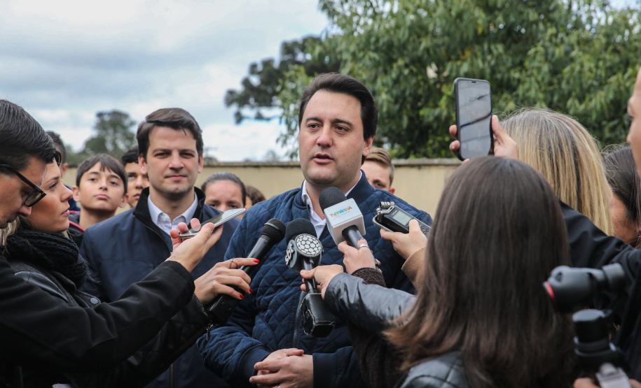 O governador Carlos Massa Ratinho Junior participa nesta segunda-feira (23) do plantio de árvores no Colégio Estadual Professora Maria Gai Grendel, no bairro Caximba, em Curitiba. O evento marcará o início do programa Paraná mais Verde, que vai incentivar o plantio de mudas de árvores nativas em todo o Estado.   23/09/2019 - Foto: Geraldo Bubniak/AEN
