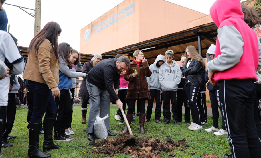 O diretor de Operações do BRDE Wilson Bley, participa do plantio de árvore no Colégio Estadual Pilar Maturana, em Curitiba. Foto:Rodolfo Buhrer