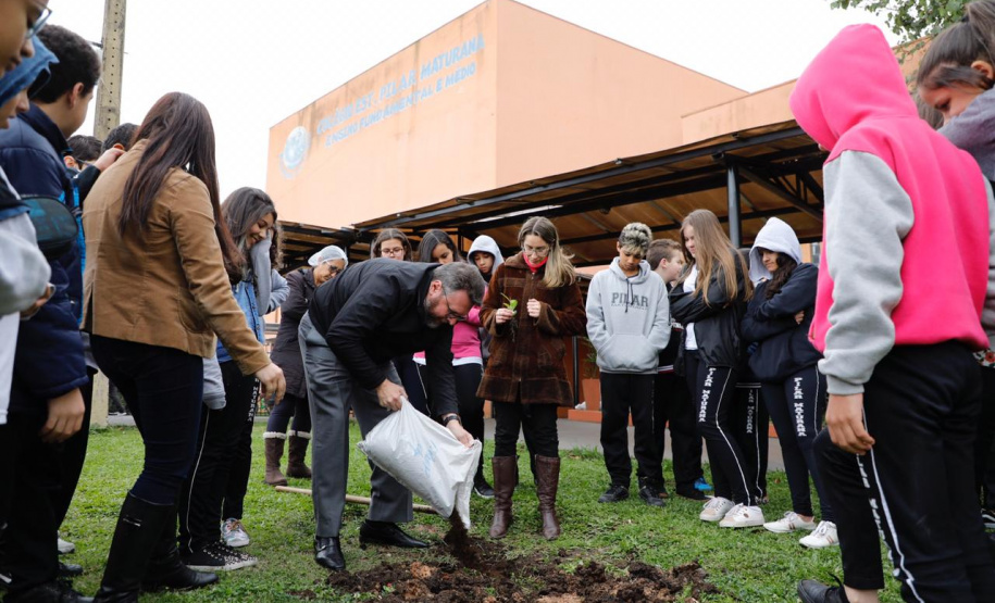 O diretor de Operações do BRDE Wilson Bley, participa do plantio de árvore no Colégio Estadual Pilar Maturana, em Curitiba. Foto:Rodolfo Buhrer