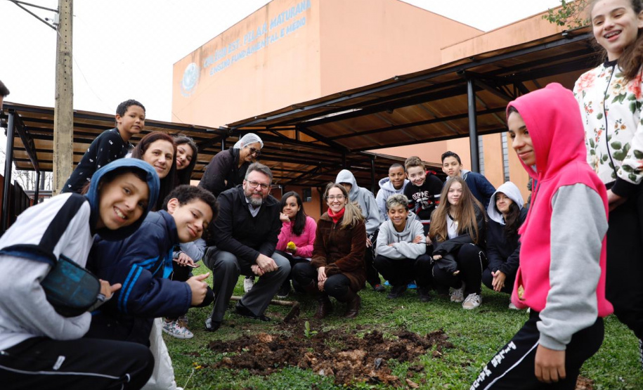O diretor de Operações do BRDE Wilson Bley, participa do plantio de árvore no Colégio Estadual Pilar Maturana, em Curitiba. Foto:Rodolfo Buhrer