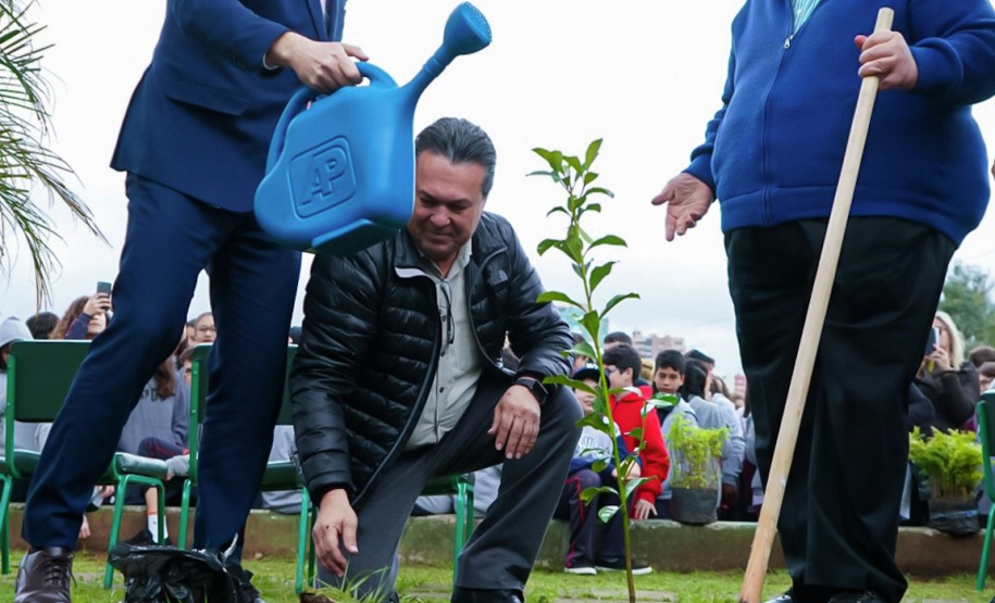 O chefe da Casa Civil Guto Silva e o prefeito Rafael Greca, participaram do plantio de árvore no Colégio Estadual Júlia Wanderley. Foto: Guilherme Flores/Casa Civil