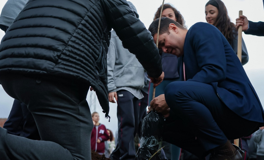 O chefe da Casa Civil Guto Silva e o prefeito Rafael Greca, participaram do plantio de árvore no Colégio Estadual Júlia Wanderley. Foto: Guilherme Flores/Casa Civil