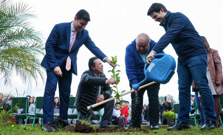 O chefe da Casa Civil Guto Silva e o prefeito Rafael Greca, participaram do plantio de árvore no Colégio Estadual Júlia Wanderley. Foto: Guilherme Flores/Casa Civil