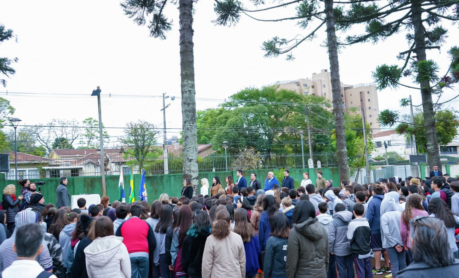 O chefe da Casa Civil Guto Silva e o prefeito Rafael Greca, participaram do plantio de árvore no Colégio Estadual Júlia Wanderley. Foto: Guilherme Flores/Casa Civil