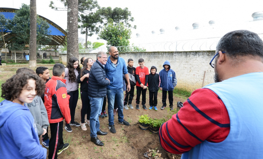 O presidente da Companhia de Habitação do Paraná (Cohapar), Jorge Lange, participou do lançamento do Programa Paraná Mais Verde com o plantio de mudas de pitangueiras junto com alunos do Colégio Estadual Arnaldo Faivro Busato, em Pinhais.Foto: Bianca Breus/Cohapar