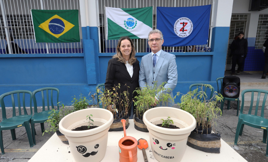 O secretário de Comunicação Social e Cultura Hudson José, padrinho ambiental do Colégio Estadual Monsenhor Ivo Zanlorenzi, plantou uma jaboticabeira em comemoração ao dia da Árvore. N/F: diretora do colégio, Haedy Beatrix Hilling Niebl.Curitiba, 23-09-19.Foto: Arnaldo Alves / AEN.