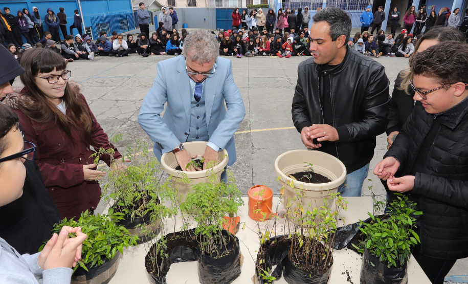 O secretário de Comunicação Social e Cultura Hudson José, padrinho ambiental do Colégio Estadual Monsenhor Ivo Zanlorenzi, plantou uma jaboticabeira em comemoração ao dia da Árvore.Curitiba, 23-09-19.Foto: Arnaldo Alves / AEN.