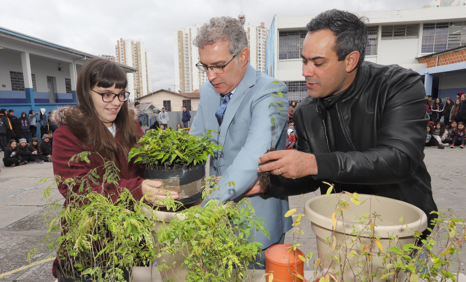 O secretário de Comunicação Social e Cultura Hudson José, padrinho ambiental do Colégio Estadual Monsenhor Ivo Zanlorenzi, plantou uma jaboticabeira em comemoração ao dia da Árvore.Curitiba, 23-09-19.Foto: Arnaldo Alves / AEN.