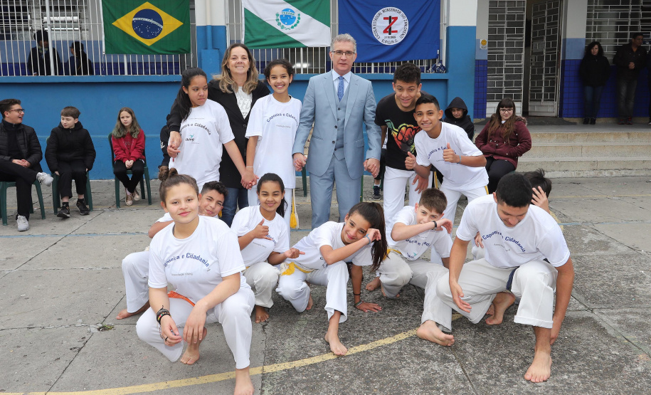 O secretário de Comunicação Social e Cultura Hudson José, padrinho ambiental do Colégio Estadual Monsenhor Ivo Zanlorenzi, plantou uma jaboticabeira em comemoração ao dia da Árvore.Curitiba, 23-09-19.Foto: Arnaldo Alves / AEN.