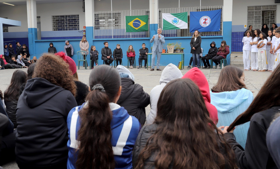 O secretário de Comunicação Social e Cultura Hudson José, padrinho ambiental do Colégio Estadual Monsenhor Ivo Zanlorenzi, plantou uma jaboticabeira em comemoração ao dia da Árvore.Curitiba, 23-09-19.Foto: Arnaldo Alves / AEN.