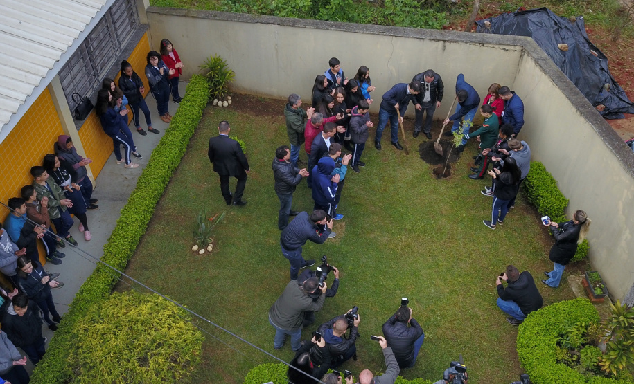 O governador Carlos Massa Ratinho Junior participa nesta segunda-feira (23) do plantio de árvores no Colégio Estadual Professora Maria Gai Grendel, no bairro Caximba, em Curitiba. O evento marcará o início do programa Paraná mais Verde, que vai incentivar o plantio de mudas de árvores nativas em todo o Estado.   23/09/2019 - Foto: José Fernando Ogura/AEN