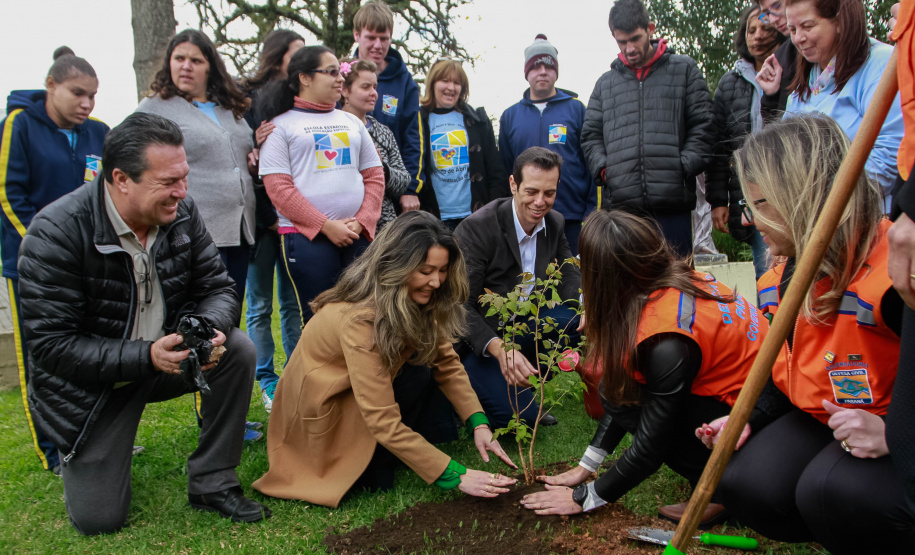 Na manhã desta segunda feira 23.09.2019, a primeira dama Luciana Saito Massa e os secretários, Renato Feder (Educação) e Márcio Nunes (Desenvolvimento Sustentável e Turismo),  participaram do plantio de árvore na Escola Estadual  Lucy Requião de Mello e Silva.Foto: Valdelino Pontes.