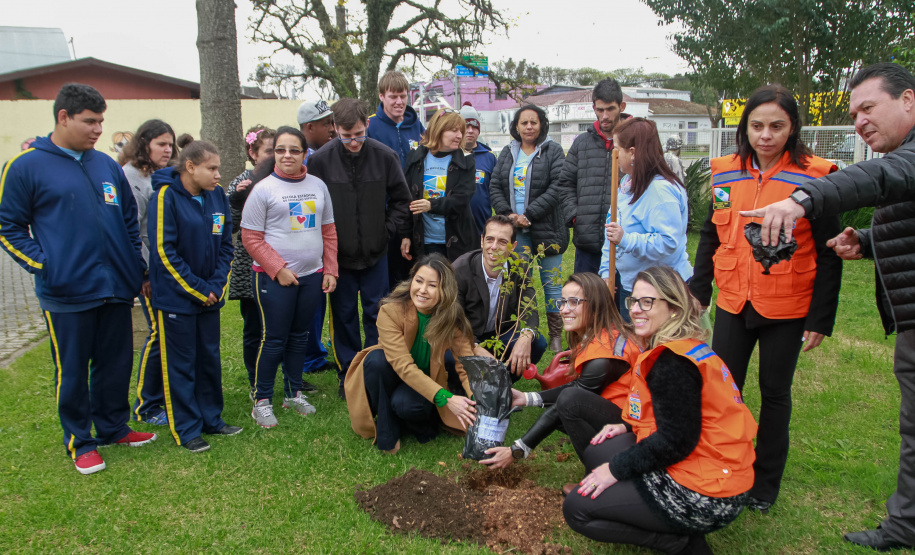 Na manhã desta segunda feira 23.09.2019, a primeira dama Luciana Saito Massa e os secretários, Renato Feder (Educação) e Márcio Nunes (Desenvolvimento Sustentável e Turismo),  participaram do plantio de árvore na Escola Estadual  Lucy Requião de Mello e Silva.Foto: Valdelino Pontes.