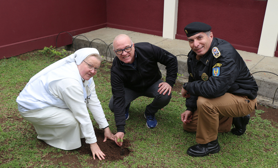 Curitiba, 23 de setembro de 2019. Programa Parana Verde. Foto: Comandante Geral do Policia Militar planta arvore no Colegio Estadual Santo antonio.