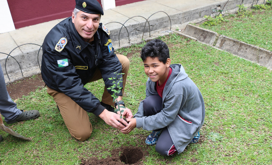 Curitiba, 23 de setembro de 2019. Programa Parana Verde. Foto: Comandante Geral do Policia Militar planta arvore no Colegio Estadual Santo antonio.