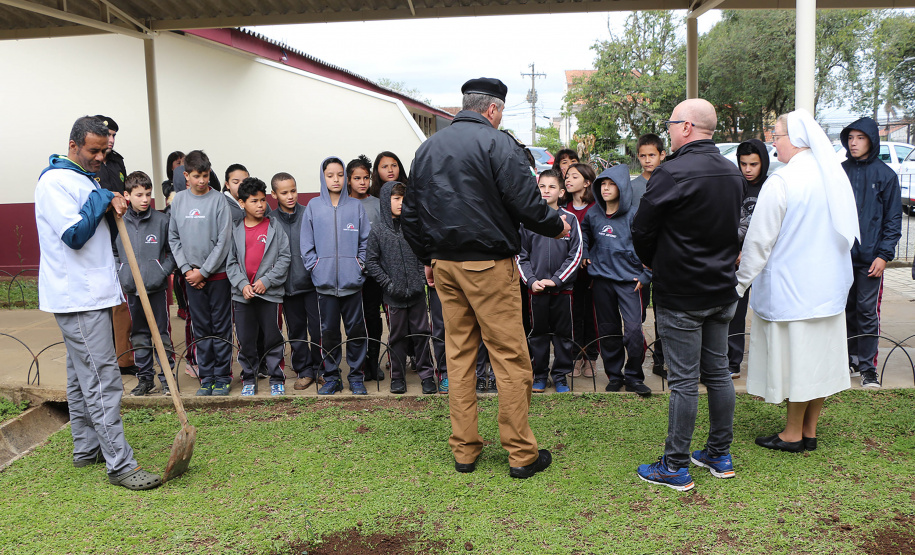 Curitiba, 23 de setembro de 2019. Programa Parana Verde. Foto: Comandante Geral do Policia Militar planta arvore no Colegio Estadual Santo antonio.