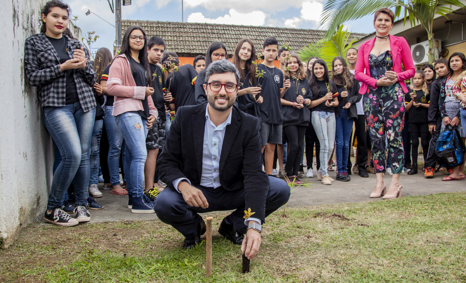 O presidente dos Portos do Paraná Luiz Fernando Garcia, participa do plantio de árvore no Colégio Estadual Professora Maria De Lourdes Rodrigues Morozowski, em Paranaguá. Foto: Claudio Neves/Portos do Paraná