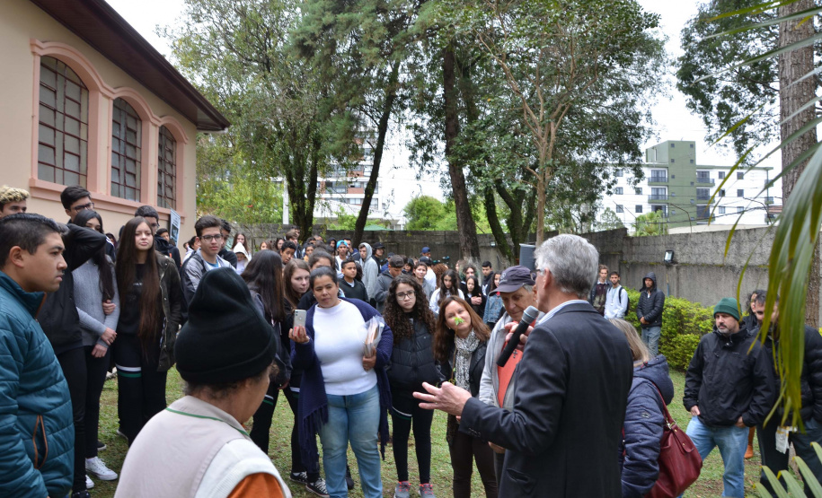 O secretário da Agricultura Norberto Ortigara, participa do  plantio de árvore, no colégio Leôncio Correia. Foto: Gisele Barão/SEAB