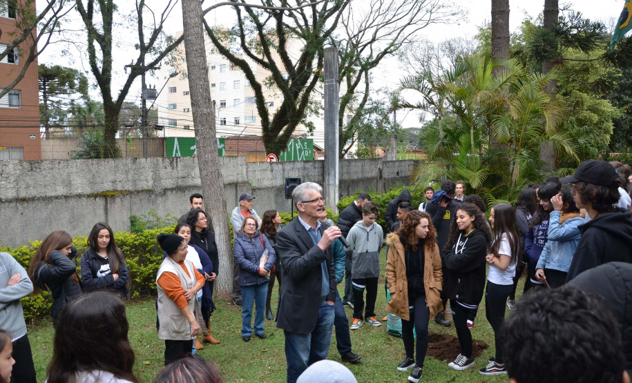 O secretário da Agricultura Norberto Ortigara, participa do  plantio de árvore, no colégio Leôncio Correia. Foto: Gisele Barão/SEAB