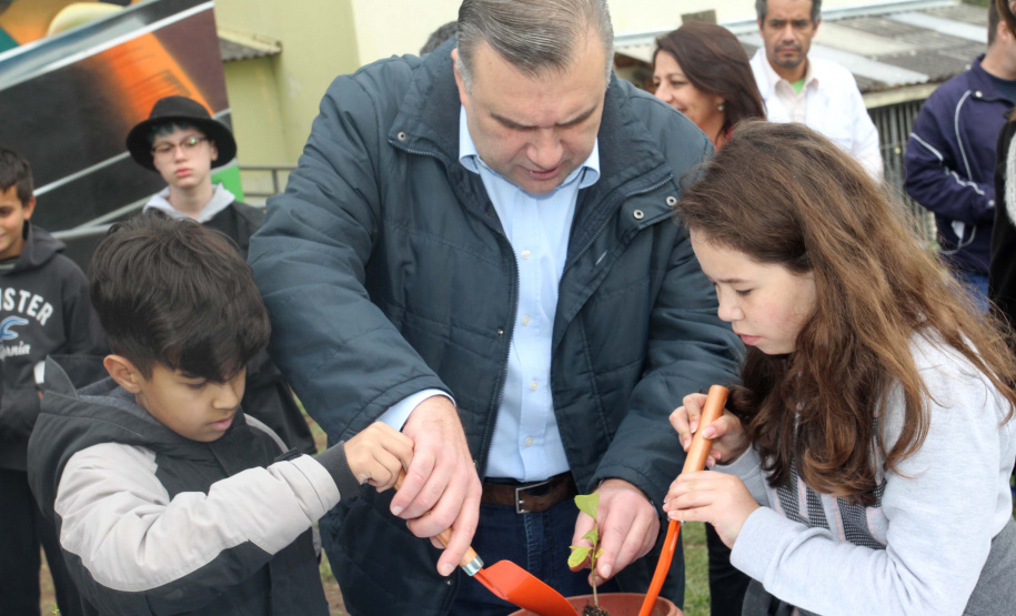 Ney Leprevost - secretário Justiça, Família e Trabalho, participa do plantio de árvore no 
Colégio Estadual Pinheiro do Paraná. Foto:edro Mariucci / Sejuf