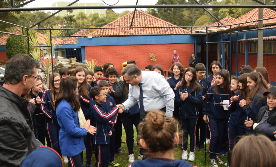 O secretário da Saúde Beto Preto, participa do plantio de árvore no Colégio Estadual Polivalente de Curitiba. Foto: Américo Antonio/SESA
