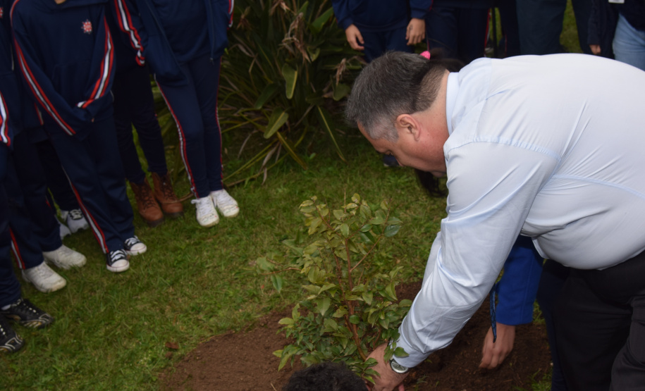 O secretário da Saúde Beto Preto, participa do plantio de árvore no Colégio Estadual Polivalente de Curitiba. Foto: Américo Antonio/SESA