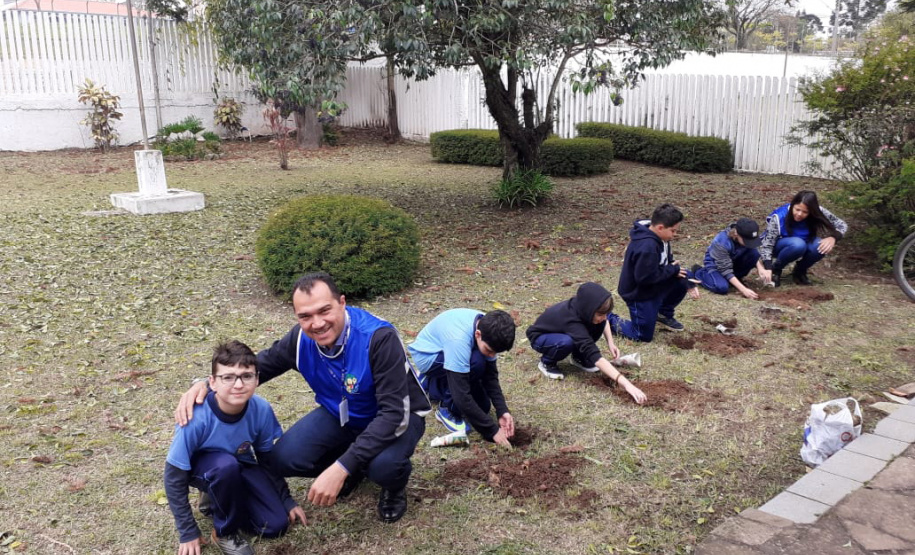 O diretor de Administração e Finanças do Instituto de Tecnologia do Paraná (Tecpar), Arnaldo da Fonseca, representou o diretor-presidente Jorge Callado, como padrinho da ação na Escola Estadual República do Uruguai (Capão da Imbuia), em Curitiba. Foto: Divulgação/Tecpar