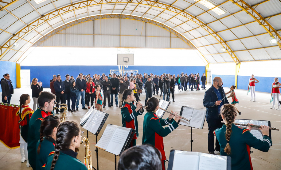 O governador Carlos Massa Ratinho Junior participou nesta segunda-feira (23), do plantio de árvores no Colégio Estadual Professora Maria Gai Grendel, no bairro Caximba, em Curitiba. O evento marcará o início do programa Paraná mais Verde, que vai incentivar o plantio de mudas de árvores nativas em todo o Estado.