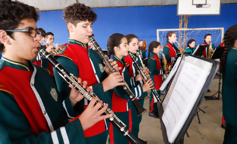 O governador Carlos Massa Ratinho Junior participou nesta segunda-feira (23), do plantio de árvores no Colégio Estadual Professora Maria Gai Grendel, no bairro Caximba, em Curitiba. O evento marcará o início do programa Paraná mais Verde, que vai incentivar o plantio de mudas de árvores nativas em todo o Estado.