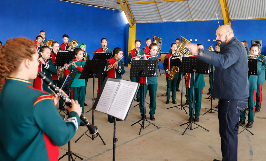 O governador Carlos Massa Ratinho Junior participou nesta segunda-feira (23), do plantio de árvores no Colégio Estadual Professora Maria Gai Grendel, no bairro Caximba, em Curitiba. O evento marcará o início do programa Paraná mais Verde, que vai incentivar o plantio de mudas de árvores nativas em todo o Estado.