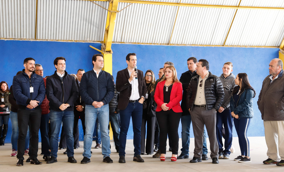 O governador Carlos Massa Ratinho Junior participou nesta segunda-feira (23), do plantio de árvores no Colégio Estadual Professora Maria Gai Grendel, no bairro Caximba, em Curitiba. O evento marcará o início do programa Paraná mais Verde, que vai incentivar o plantio de mudas de árvores nativas em todo o Estado.