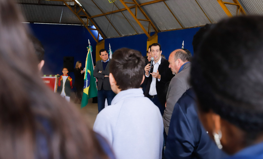 O governador Carlos Massa Ratinho Junior participou nesta segunda-feira (23), do plantio de árvores no Colégio Estadual Professora Maria Gai Grendel, no bairro Caximba, em Curitiba. O evento marcará o início do programa Paraná mais Verde, que vai incentivar o plantio de mudas de árvores nativas em todo o Estado.