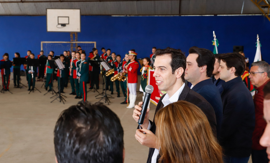 O governador Carlos Massa Ratinho Junior participou nesta segunda-feira (23), do plantio de árvores no Colégio Estadual Professora Maria Gai Grendel, no bairro Caximba, em Curitiba. O evento marcará o início do programa Paraná mais Verde, que vai incentivar o plantio de mudas de árvores nativas em todo o Estado.