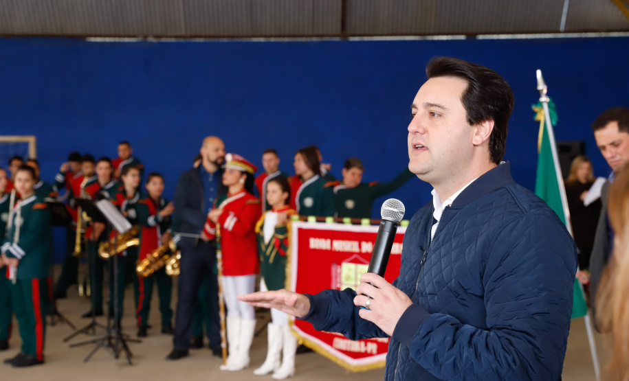 O governador Carlos Massa Ratinho Junior participou nesta segunda-feira (23), do plantio de árvores no Colégio Estadual Professora Maria Gai Grendel, no bairro Caximba, em Curitiba. O evento marcará o início do programa Paraná mais Verde, que vai incentivar o plantio de mudas de árvores nativas em todo o Estado.