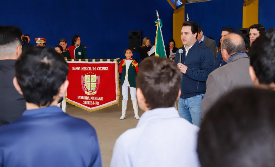 O governador Carlos Massa Ratinho Junior participou nesta segunda-feira (23), do plantio de árvores no Colégio Estadual Professora Maria Gai Grendel, no bairro Caximba, em Curitiba. O evento marcará o início do programa Paraná mais Verde, que vai incentivar o plantio de mudas de árvores nativas em todo o Estado.